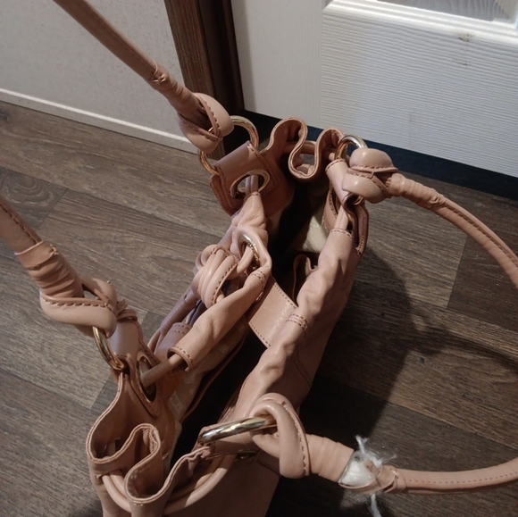 Michael Kors Tan Leather Tote Bag defect in the strap but it doesn't prevent any - Picture 6 of 6